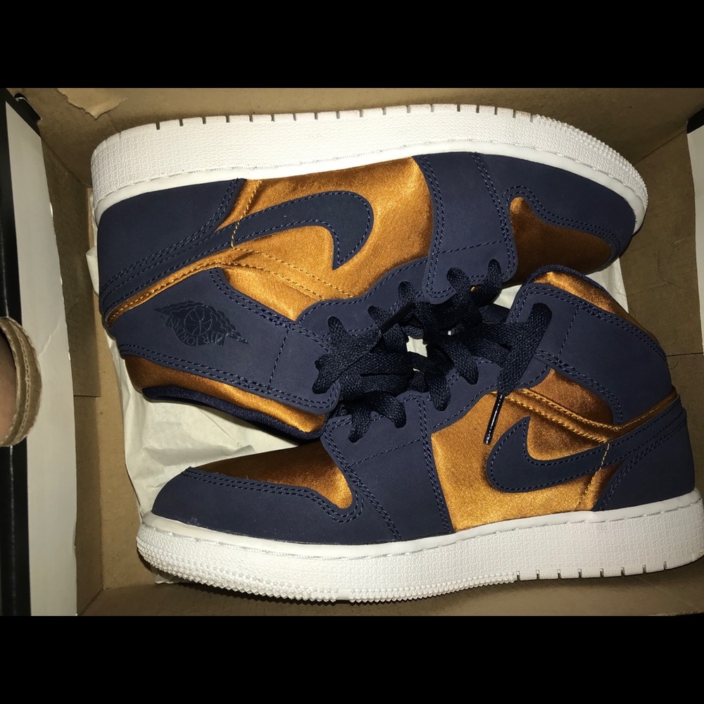 Air Jordan 1 Mid SE (GS) size 5.5
